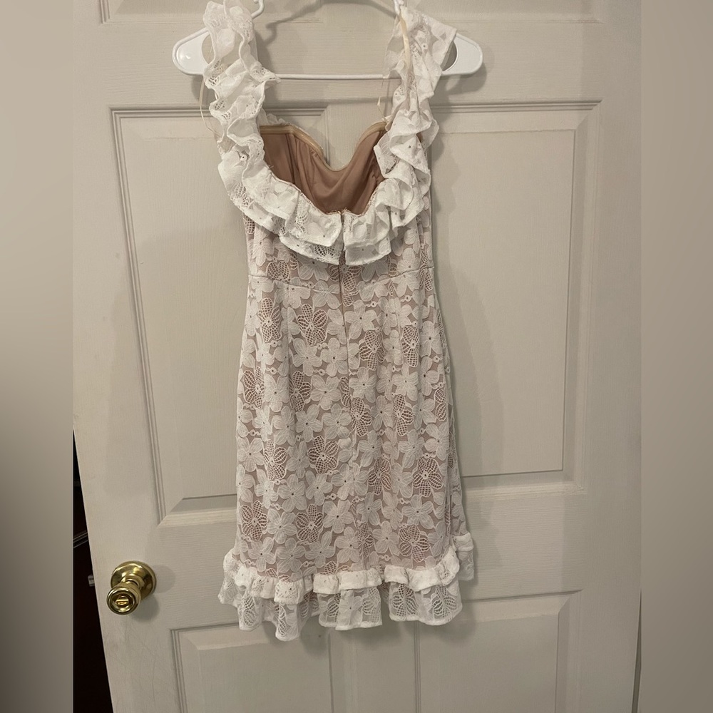 Selfie Leslie Off-Shoulder White Lace Mini Dress - Picture 4 of 4